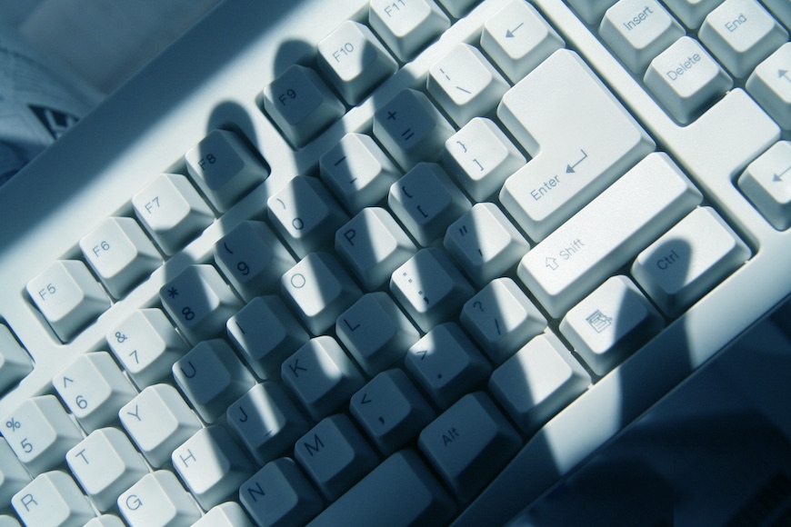 sjena prstiju na tastaturi