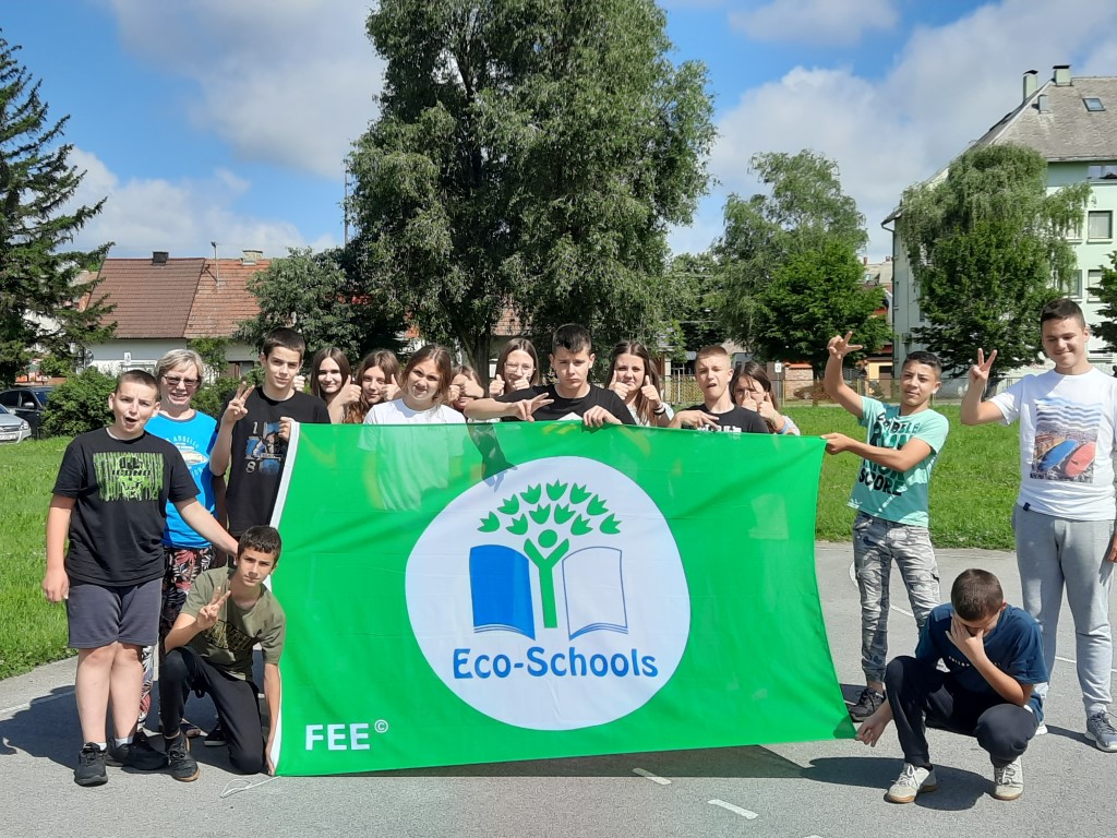 učenici sa zelenom zastavom ekoškole. Ekoškola, ekologija.