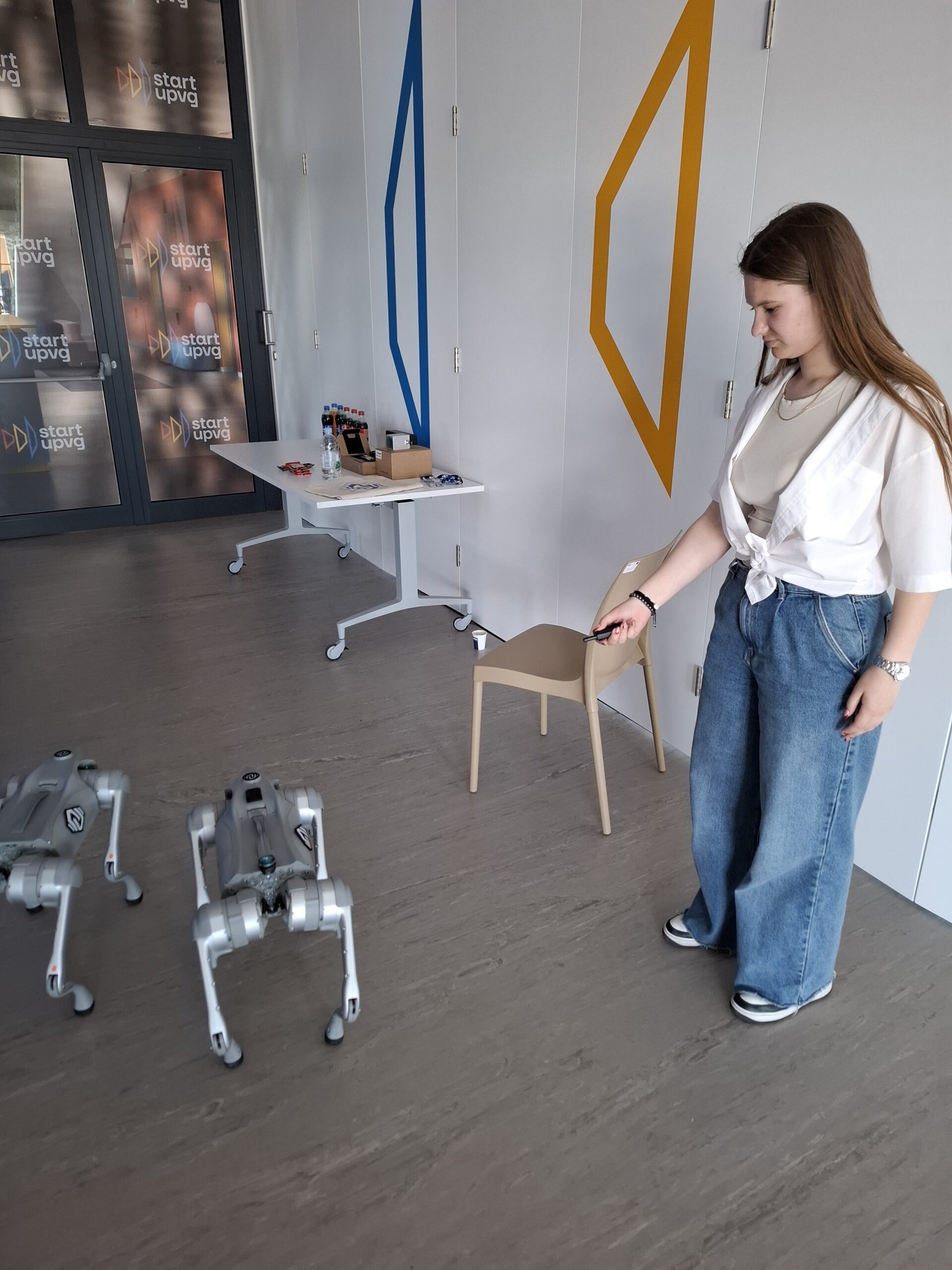 Učenica Geodetske škole upravlja četveronožnim robotom tijekom radionice mobilne robotike