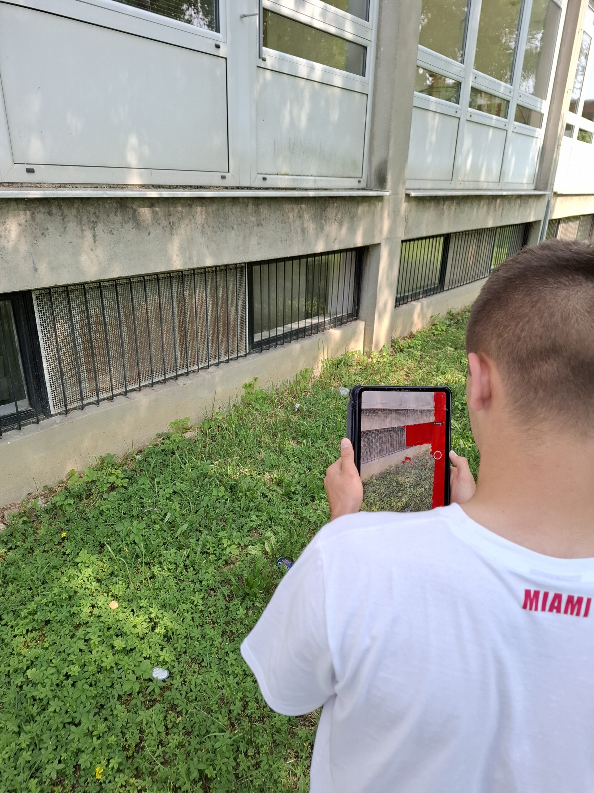 Učenik Geodetske škole skenira zgradu tabletom s LiDAR senzorom