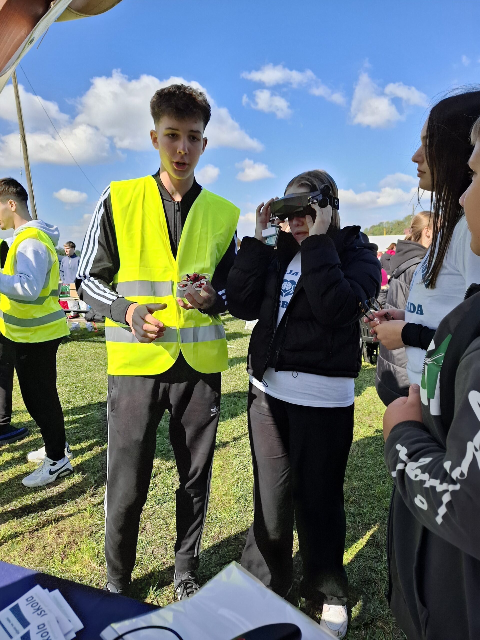 Učenici Geodetske škole Zagreb demonstriraju let bespilotnih letjelica na Znanstvenom pikniku