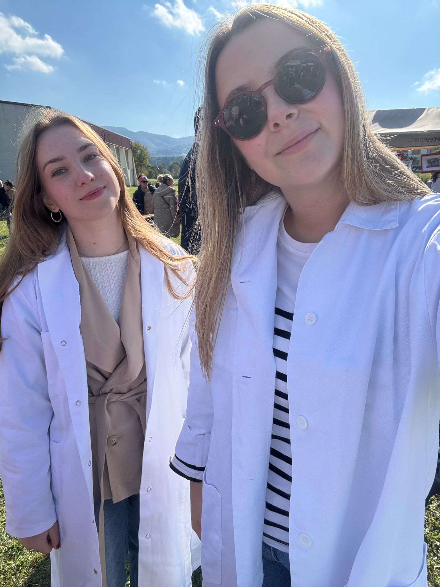 Učenice Lana Vidaković i Marija Sič na Znanstvenom pikniku.