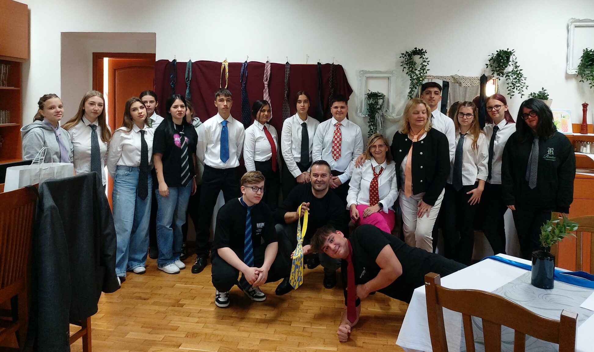 Zajednička fotografija učenika i nastavnika - Svi u kravate