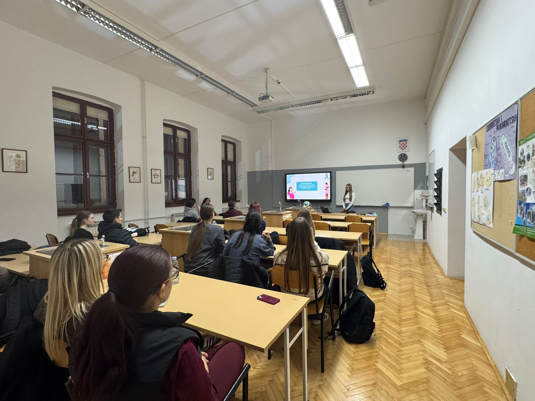 Učenici prezentiraju rezultate istraživanja svojim vršnjacima u školi.