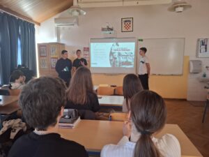 Učenici izlažu prezentacije