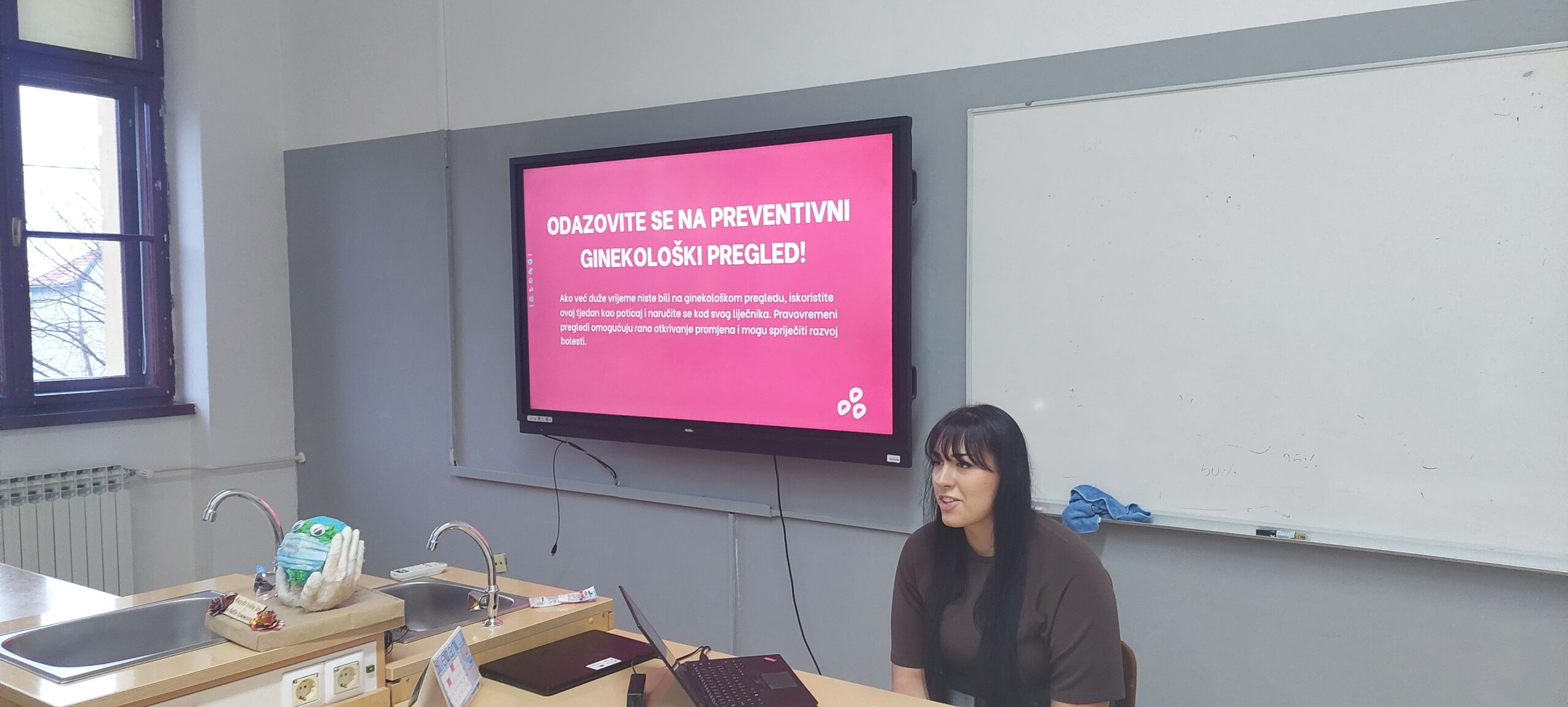 Učenica Laura Kerek provodi edukaciju učenika.