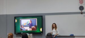 Psihologinja Lorena Budimir vodi radionicu.