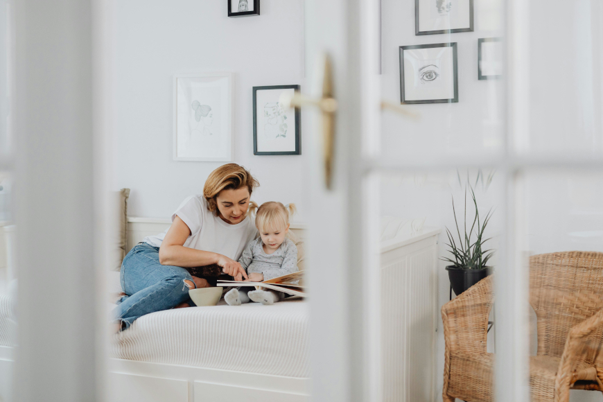 majka čitat djetetu knjigu