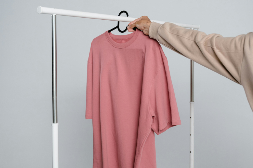 ružičasta majica na vješalici