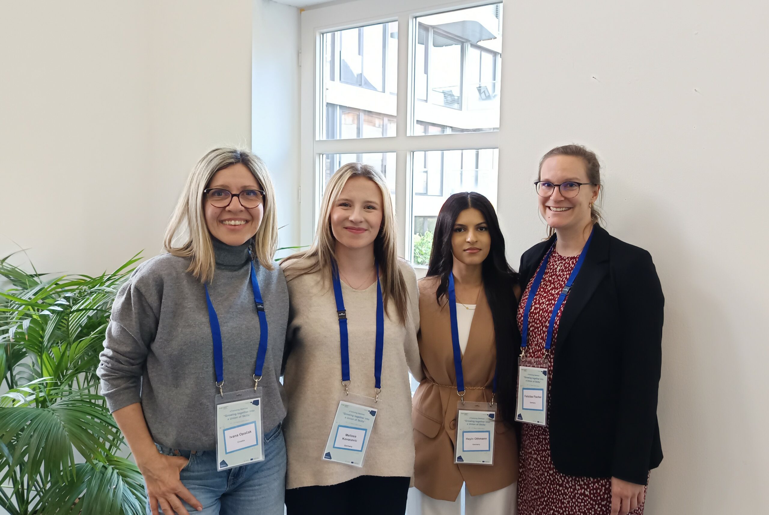 Na fotografiji su prof. Opačak i suosnivačica projekta / izlagačica Felicitas Fischer, nastavnica engleskoga i francuskoga jezika te medijske pismenosti u Gesamtschule Ückendorf, Gelsenkirchen, Njemačka, te dvije učenice iz Njemačke koje zajedno poziraju u hodniku