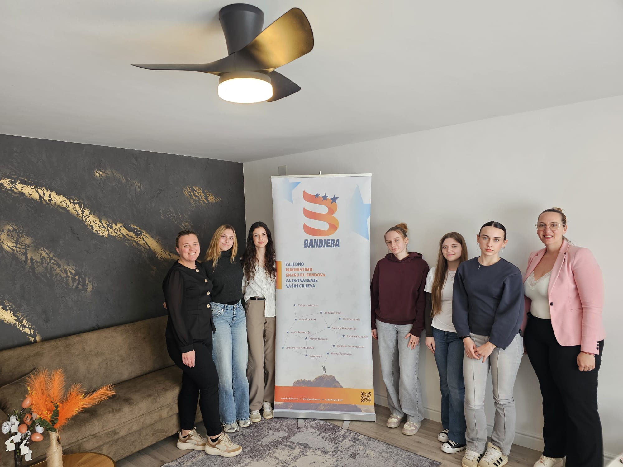 Učenice te mentorica prof. Škalec i vlasnica tvrtke Bandiera d.o.o. Jurja Horvat