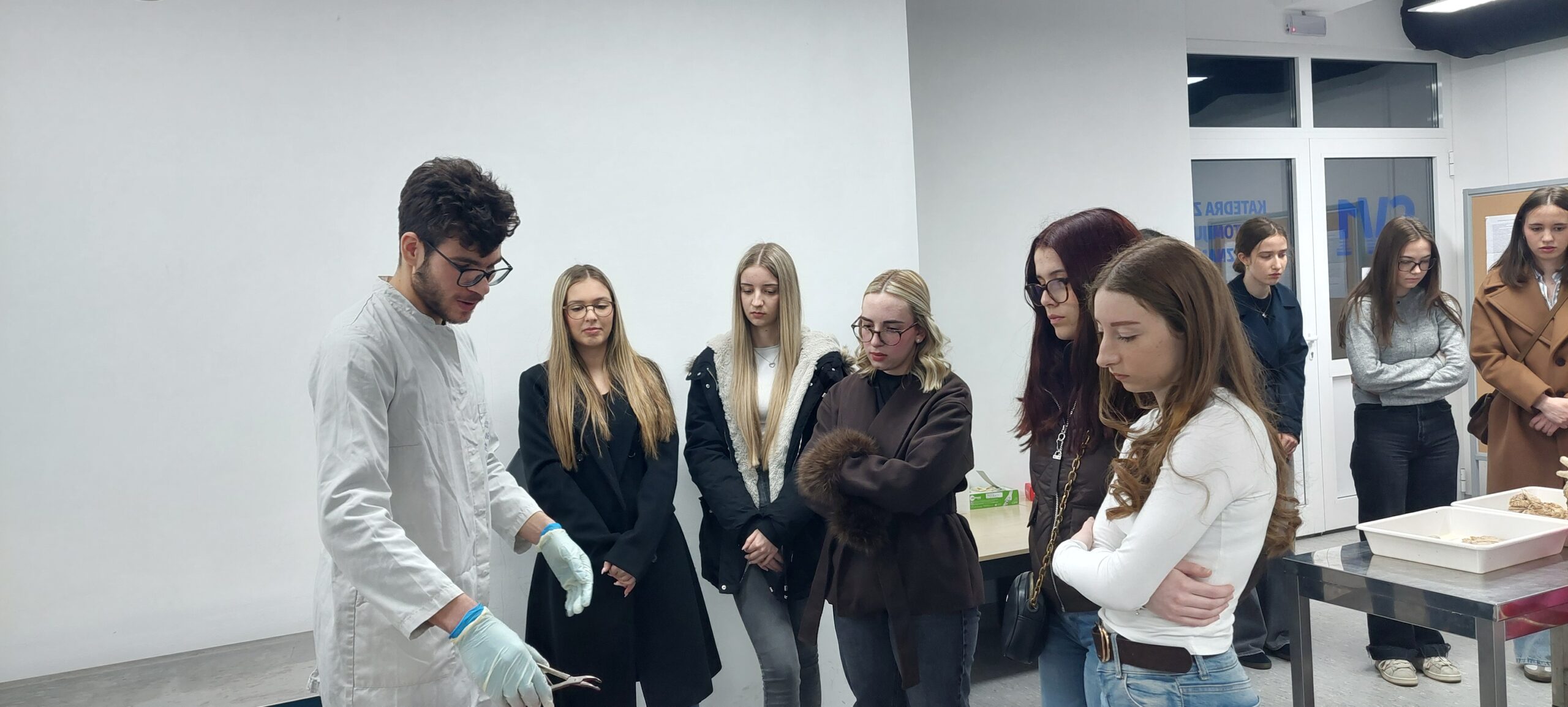 Učenice Gimnazije Vukovar na radionici na Medicinskom fakultetu u Osijeku u sklopu Tjedna mozga.