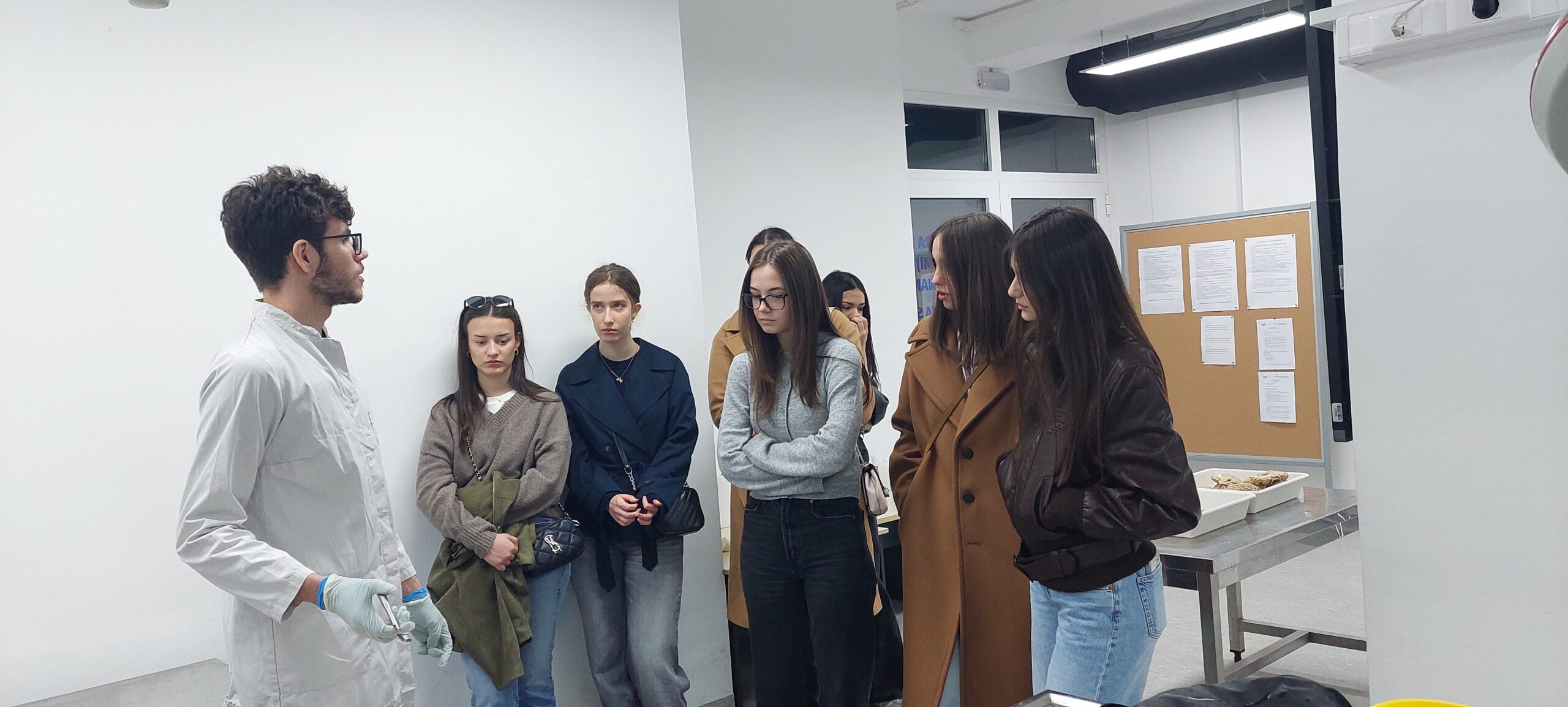 Učenice na radionici na Medicinskom fakultetu u sklopu Tjedna mozga