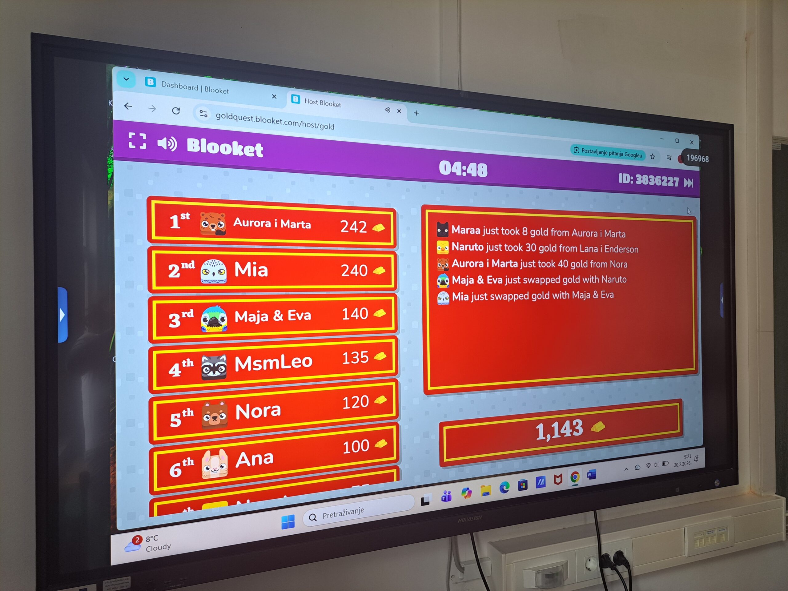 Prikaz igre Blooket na pametnoj ploči u učionici.
