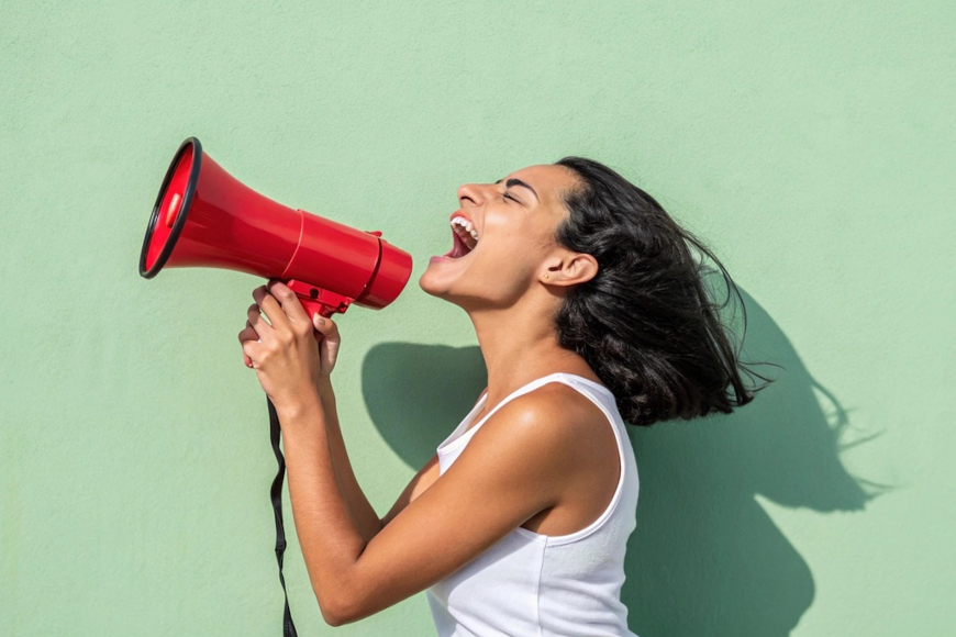 djevojka s megafonom