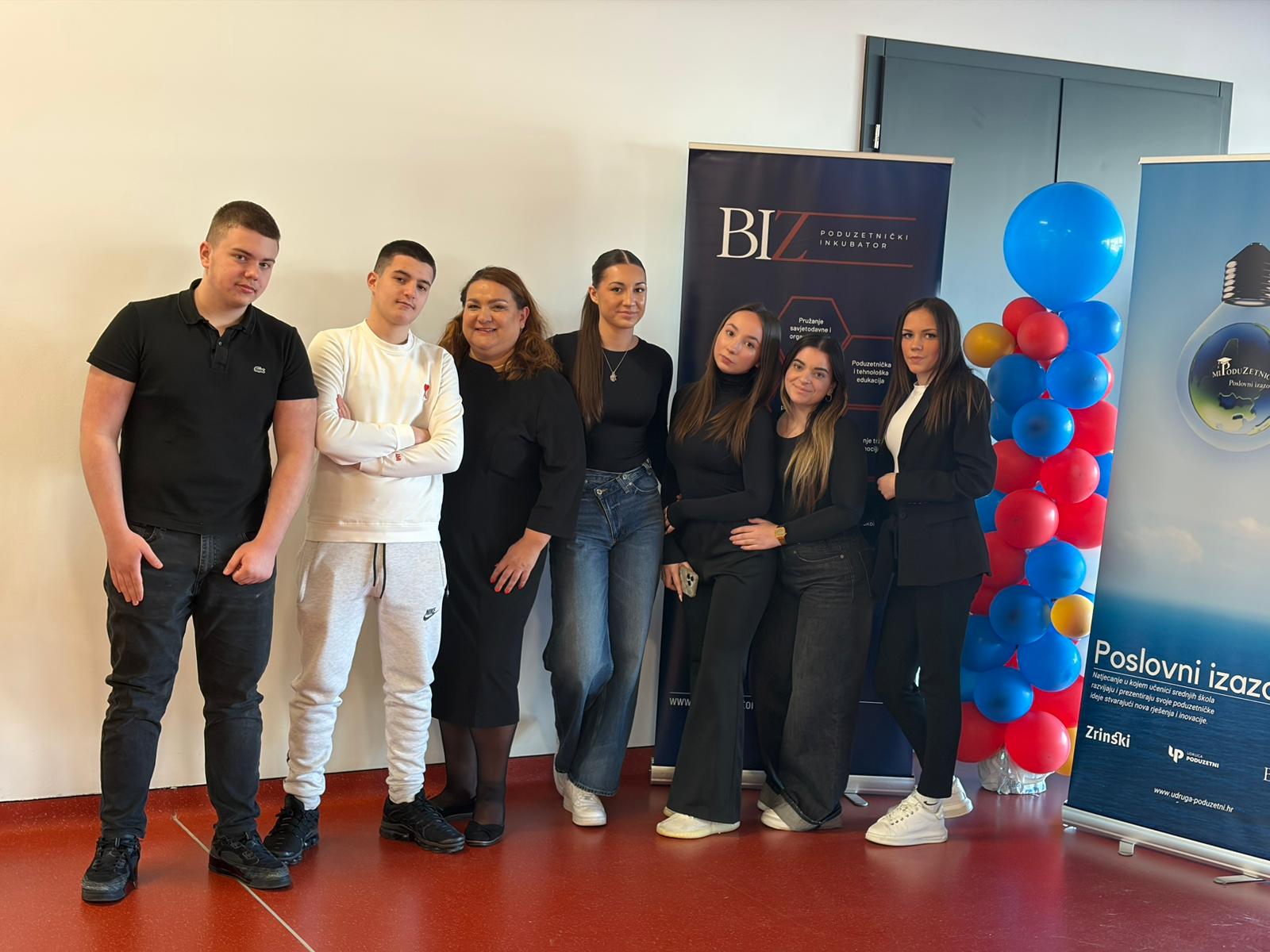 Nastavnica Aleksandra Hohnjec i učenici koji su sudjelovali na regionalnom natjecanju Poslovni izazov