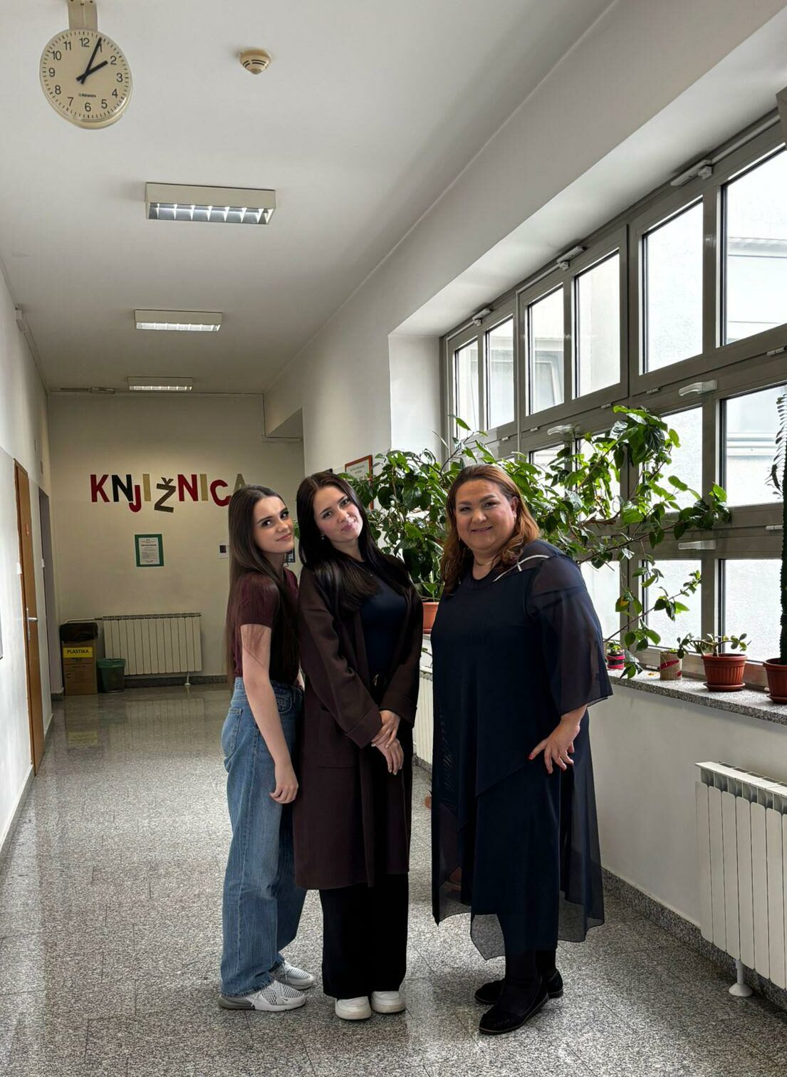 Mentorica i učenice koje su sudjelovale na Statističkom natjecanju snimljene na školskom hodniku