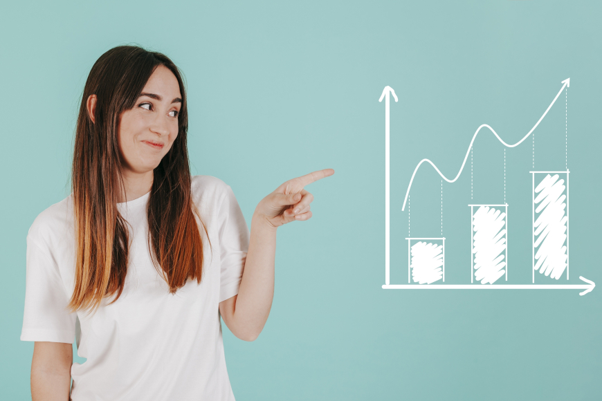 djevojka pokazuje na nacrtani graf smješten pored nje