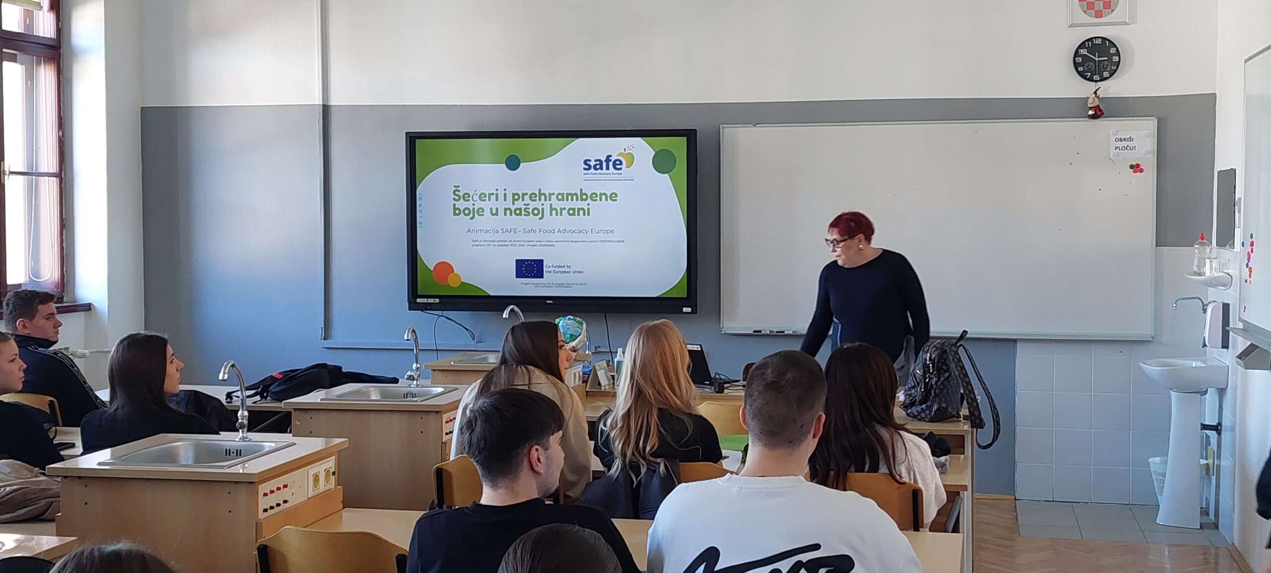 Tanja Popović Filipović iz Centra za edukaciju i informiranje potrošača tijekom održavanja edukativne radionice u Gimnaziji Vukovar.