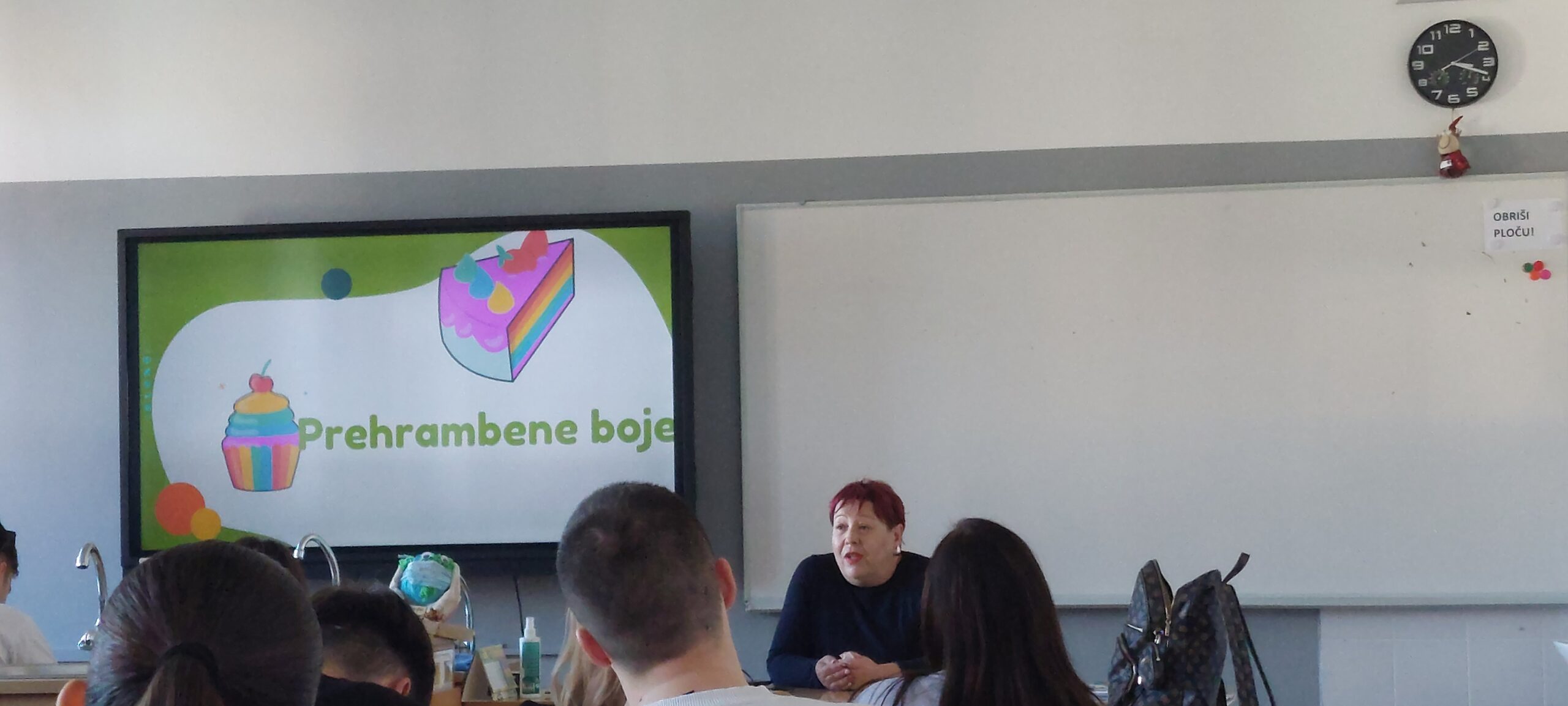 Tanja Popović Filipović iz Centra za edukaciju i informiranje potrošača tijekom održavanja edukativne radionice u Gimnaziji Vukovar.