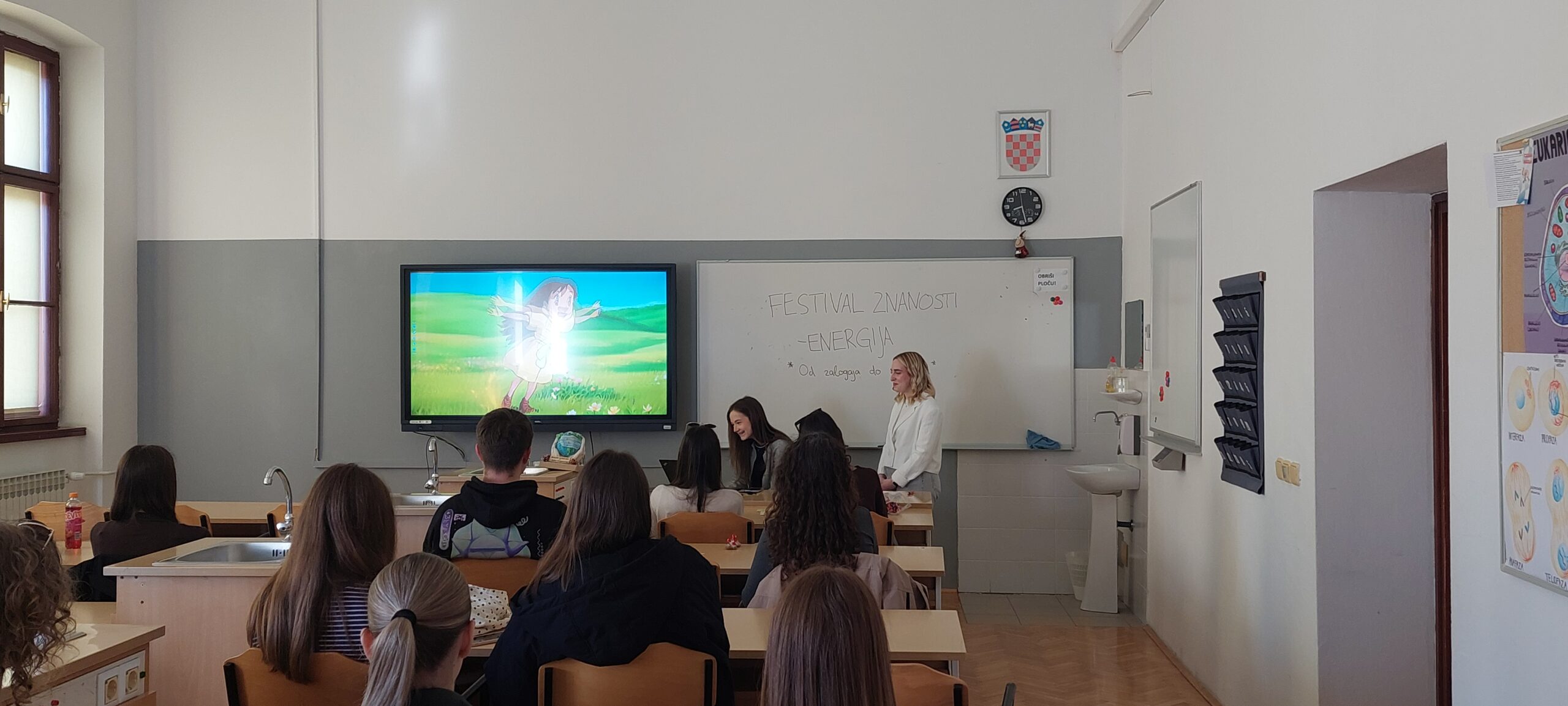 Učenice Ana Bendra i Katja Pavličić tijekom radionice „Od zalogaja do energije“.