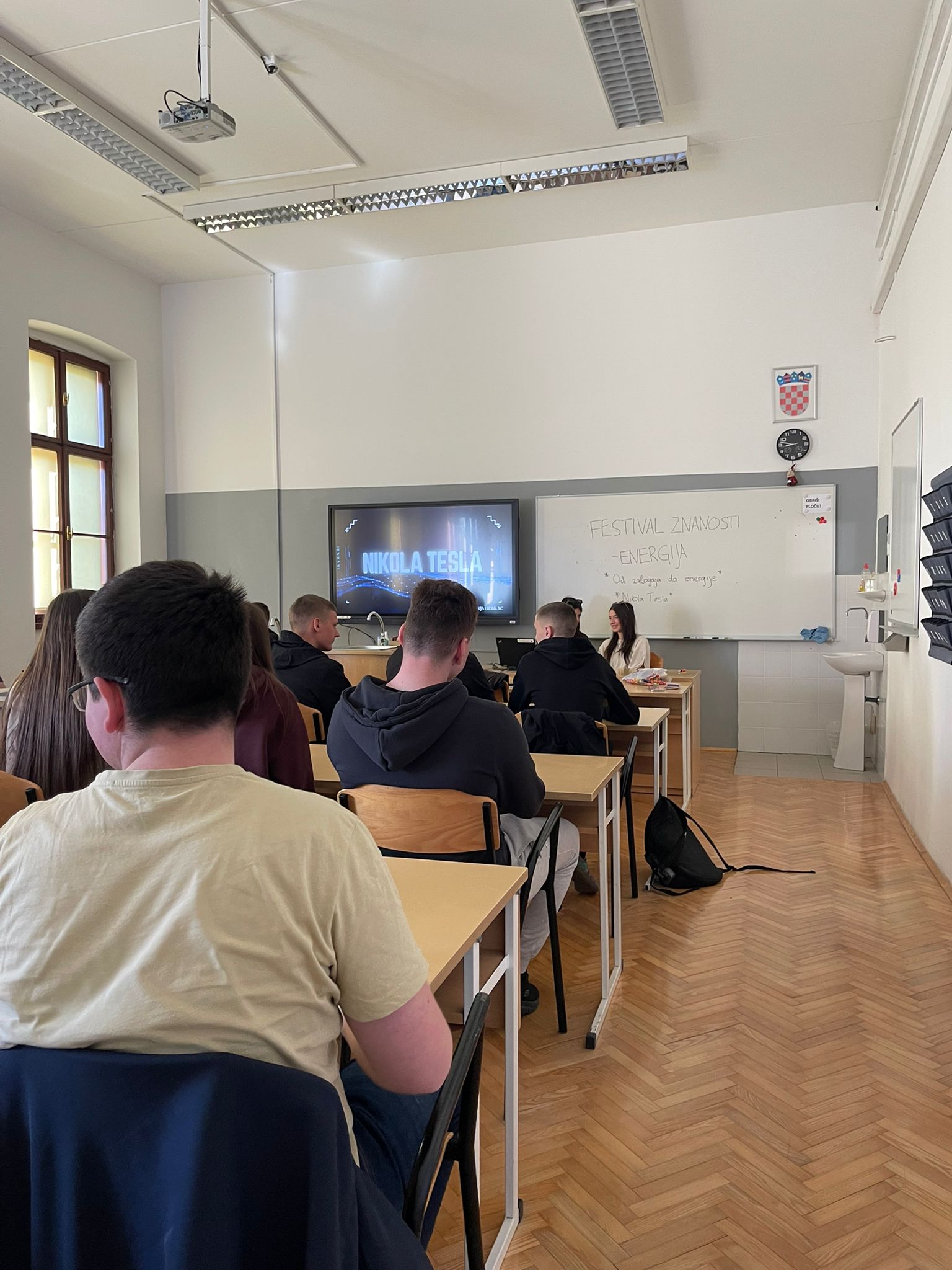 Učenice Marija Hideg i Iva Ivankiv tijekom radionice "Nikola Tesla-energija".