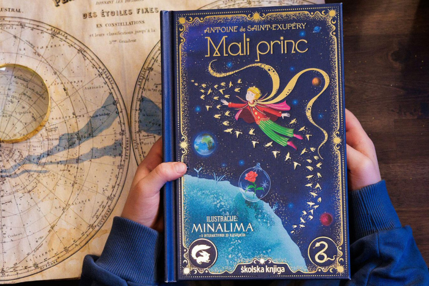 dijete drži u rukama knjigu Mali princ