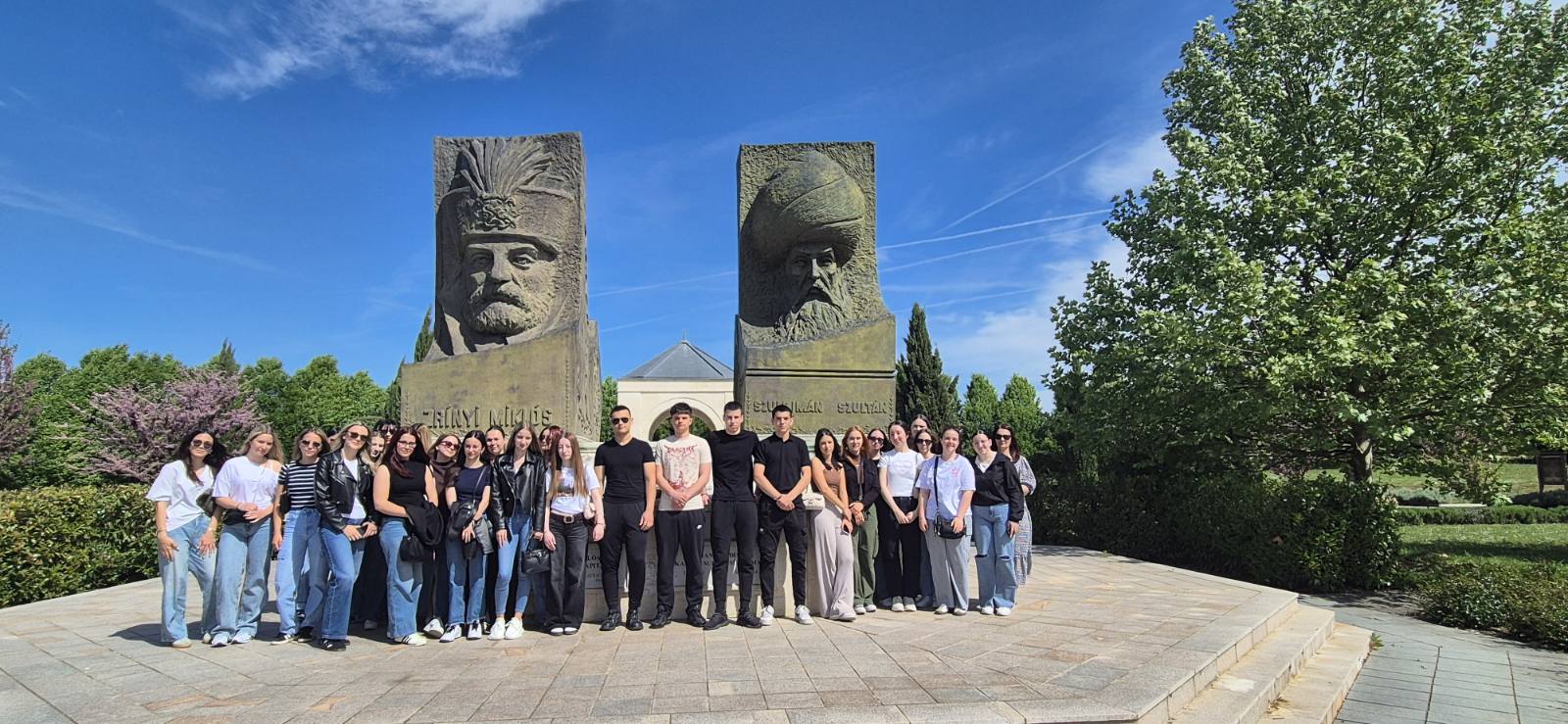 Učenici Gimnazije Vukovar u Parku mađarsko-turskog prijateljstva.