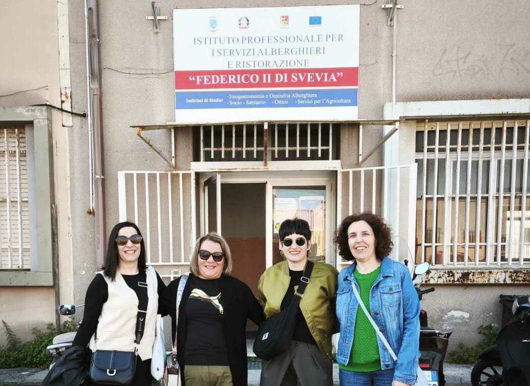 Djelatnice ŠTUT-a ispred škole domaćina u Sirakuzi